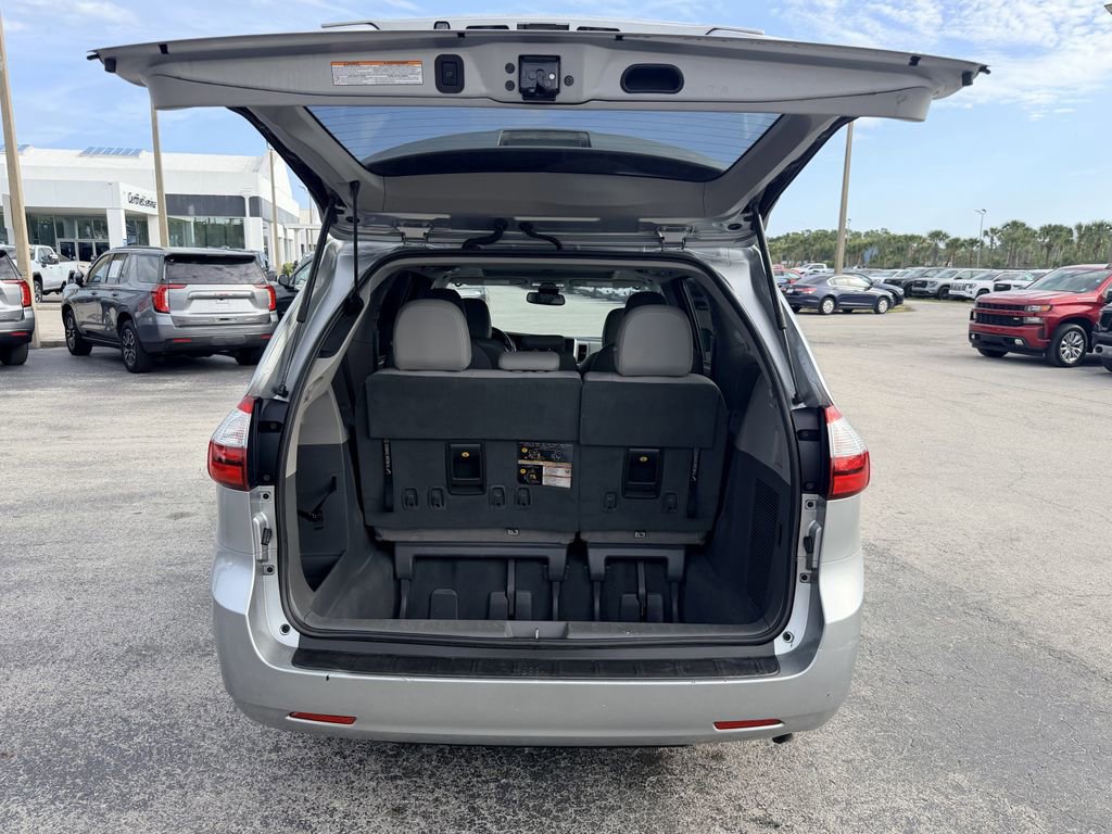 Used 2019 Toyota Sienna XLE image 13