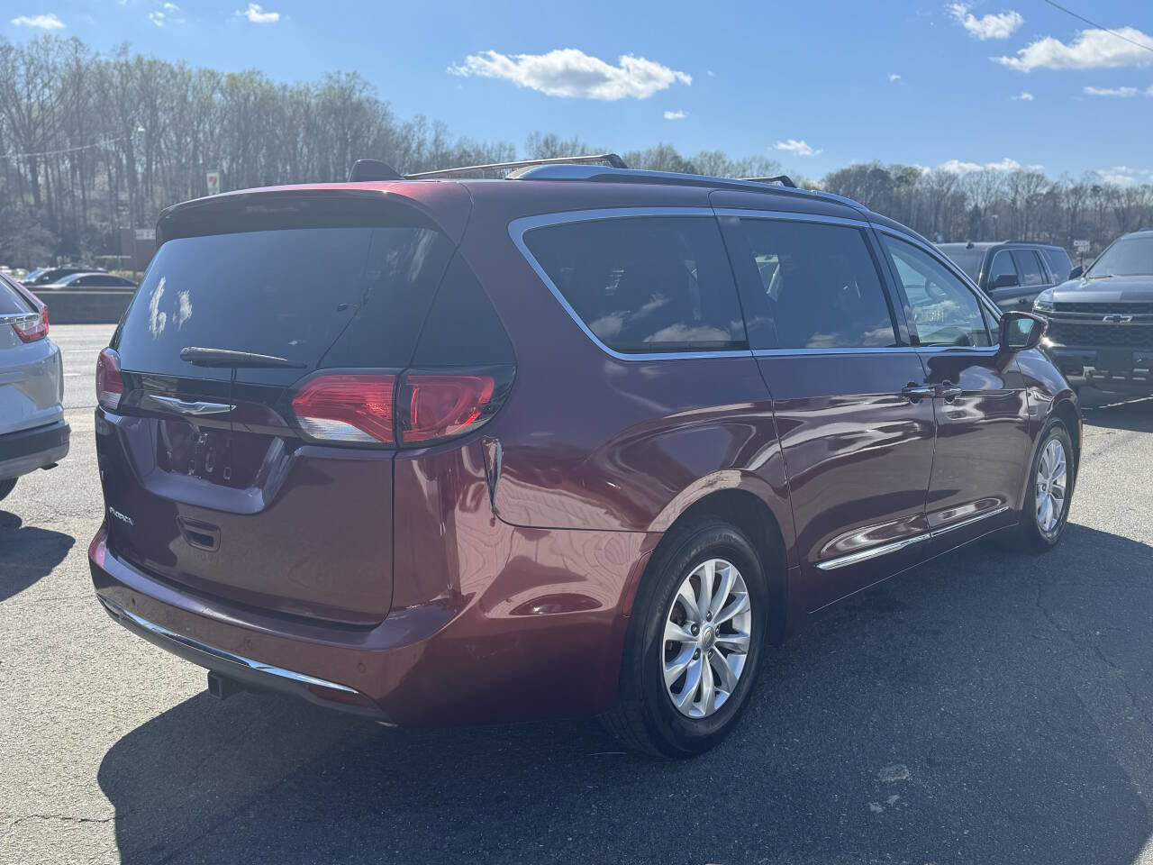 Used 2019 Chrysler Pacifica Touring-L FWD image 6
