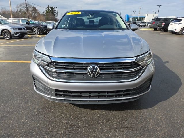 Used 2023 Volkswagen Jetta SE w/ Panoramic Sunroof Package image 2