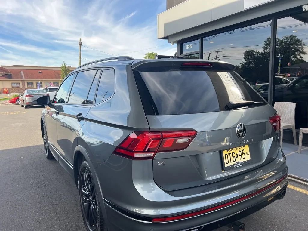 Used 2022 Volkswagen Tiguan SE R-Line image 10