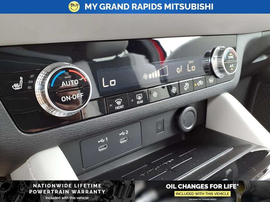New 2025 Mitsubishi Outlander SE image 22