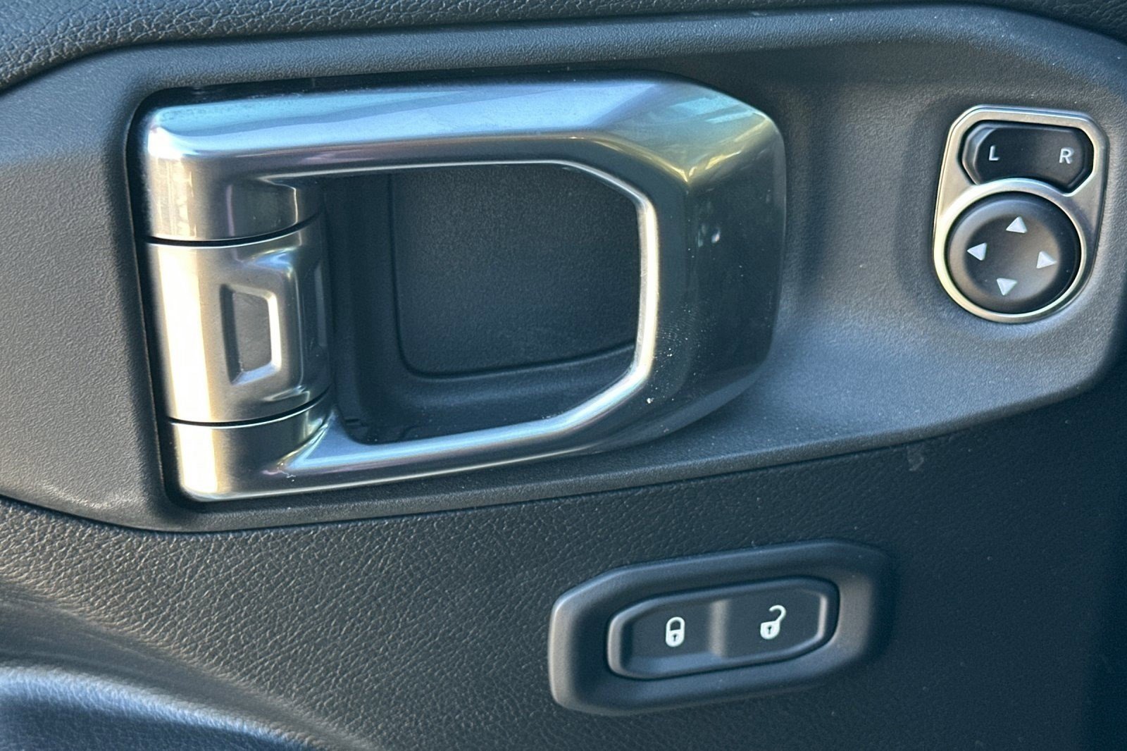 Used 2025 Jeep Wrangler Willys image 12