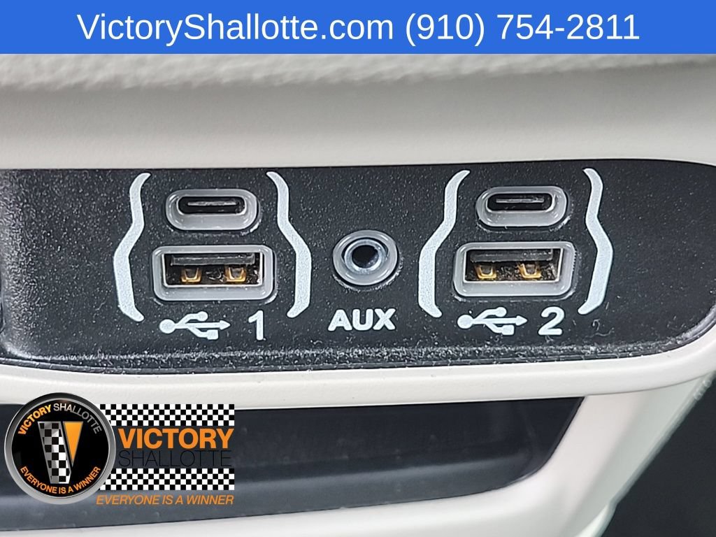 Certified 2024 Chrysler Pacifica Limited FWD image 10