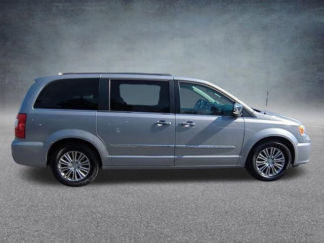 Used 2014 Chrysler Town & Country Touring-L w/ Driver Convenience Group image 10