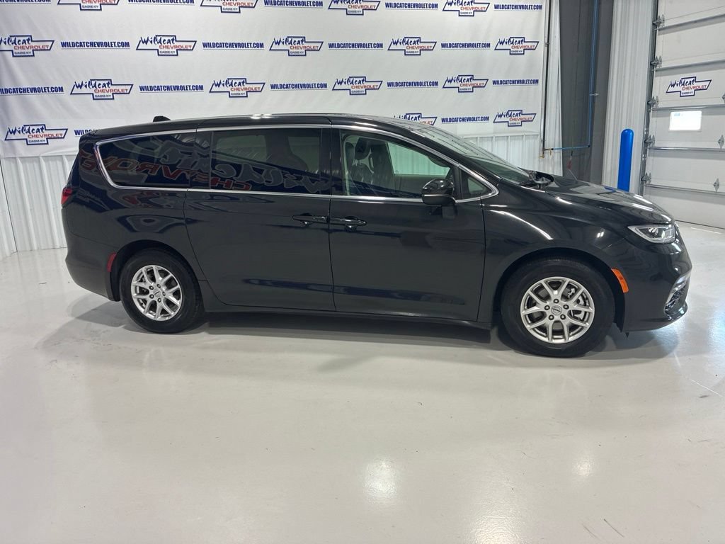 Used 2023 Chrysler Pacifica Touring-L FWD image 7