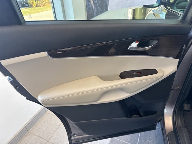 Used 2019 Kia Sorento LX w/ LX Convenience Package image 16
