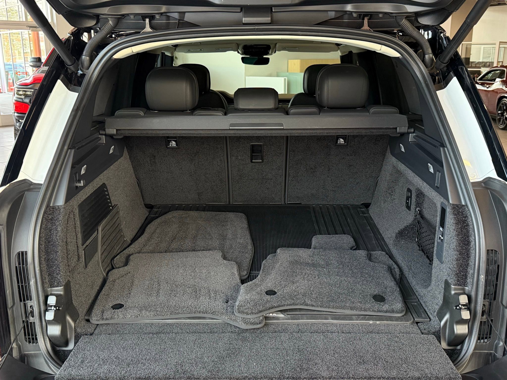 Used 2025 Land Rover Range Rover SE image 35