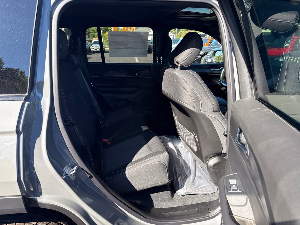 New 2027 Jeep Grand Cherokee Laredo X AWD/4WD image 24