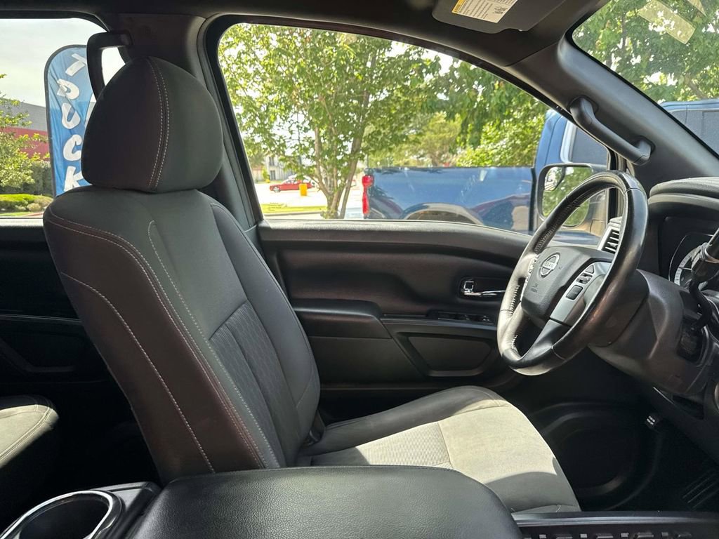 Used 2018 Nissan Titan SV w/ SV Convenience Package image 9
