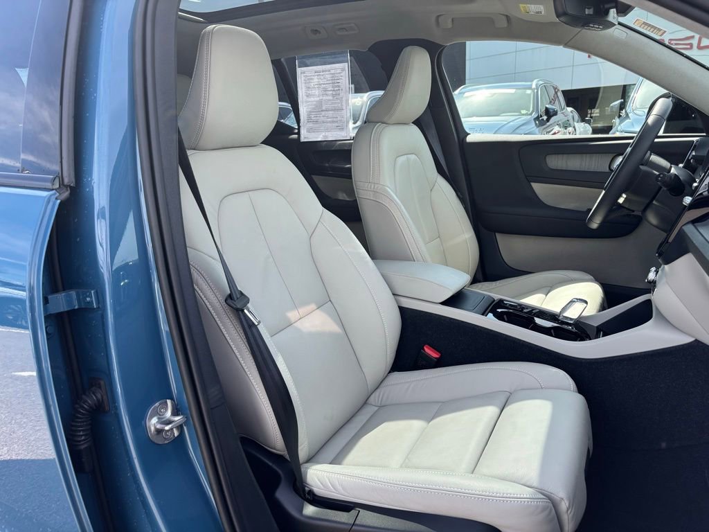 Certified 2023 Volvo XC40 B5 Plus w/ Driver Assist Package image 18