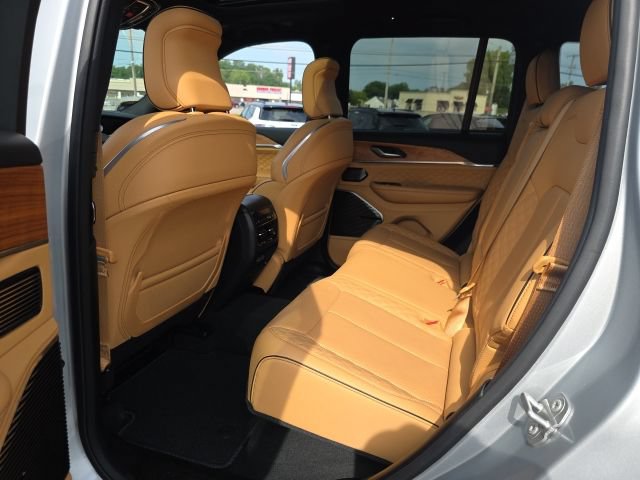 Used 2025 Jeep Grand Cherokee Summit AWD/4WD image 35