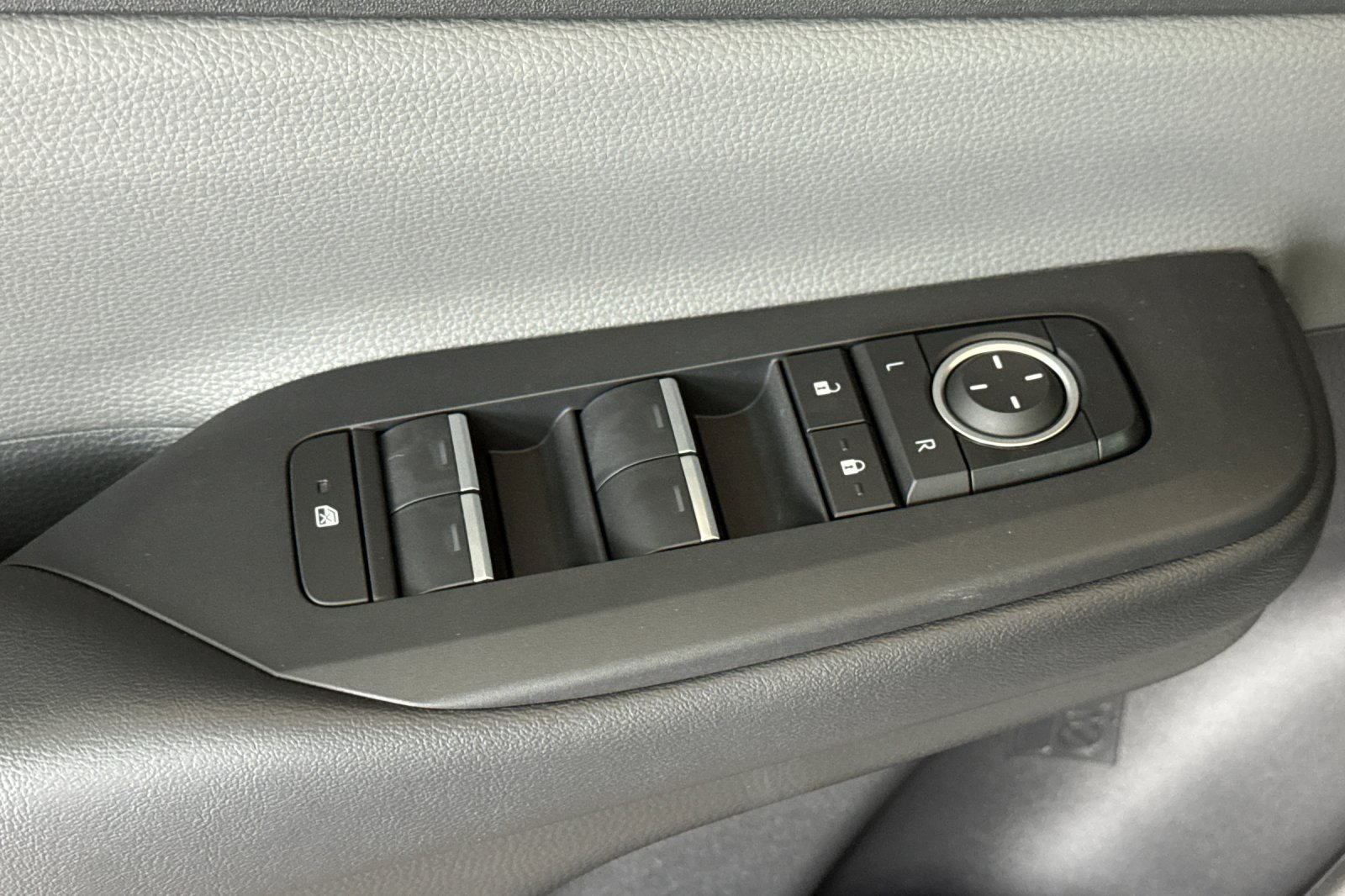 New 2027 Toyota Prius XLE FWD image 11