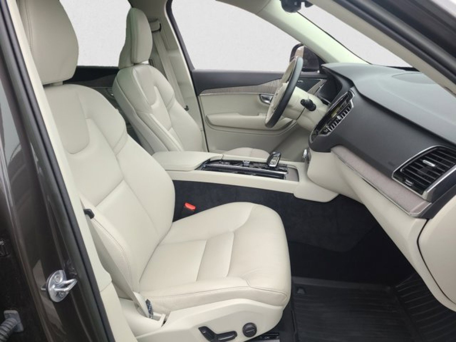 Used 2023 Volvo XC90 B6 Plus w/ Protection Package image 22