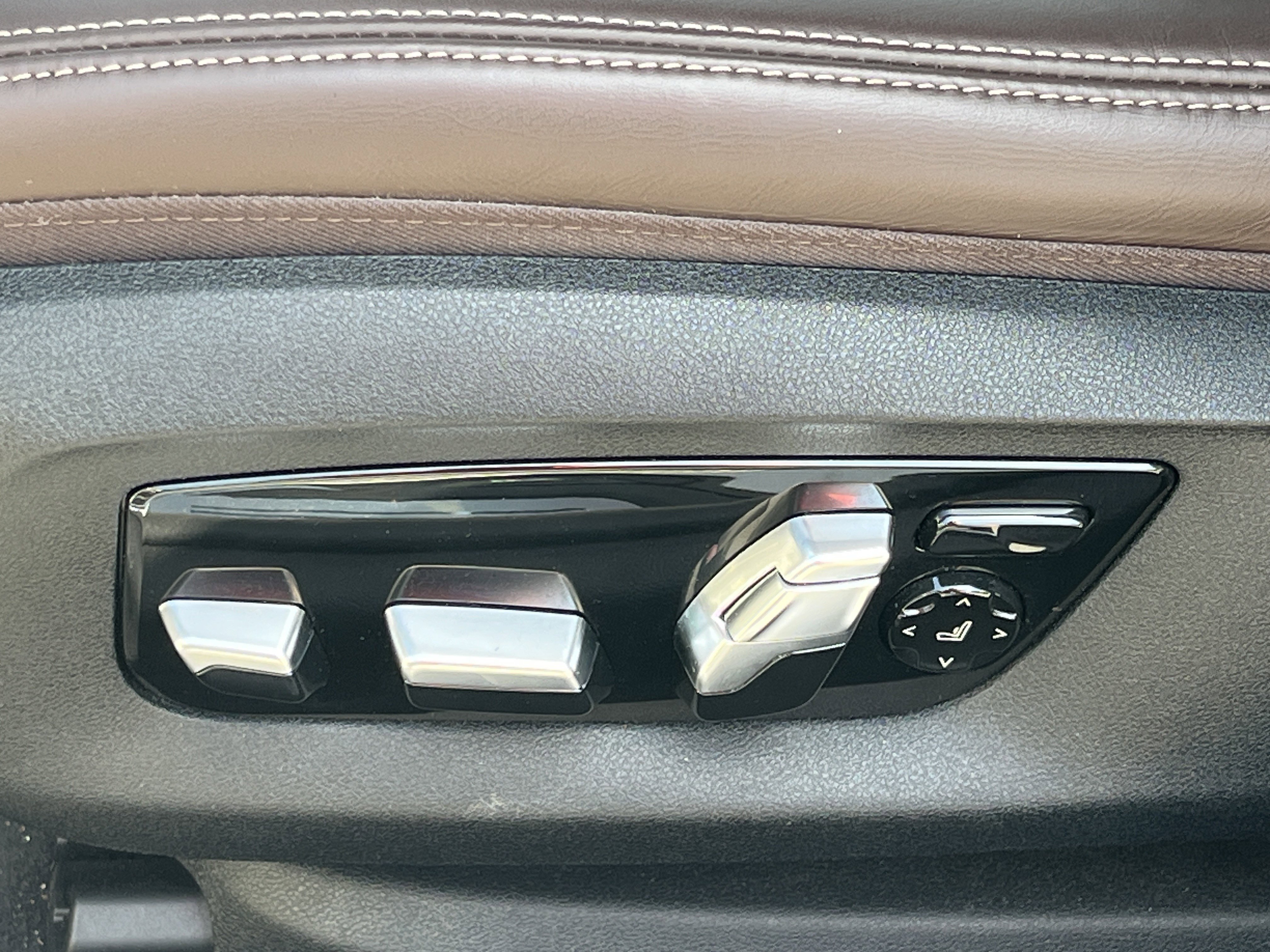 Used 2023 BMW M550i xDrive w/ Executive Package AWD/4WD image 18