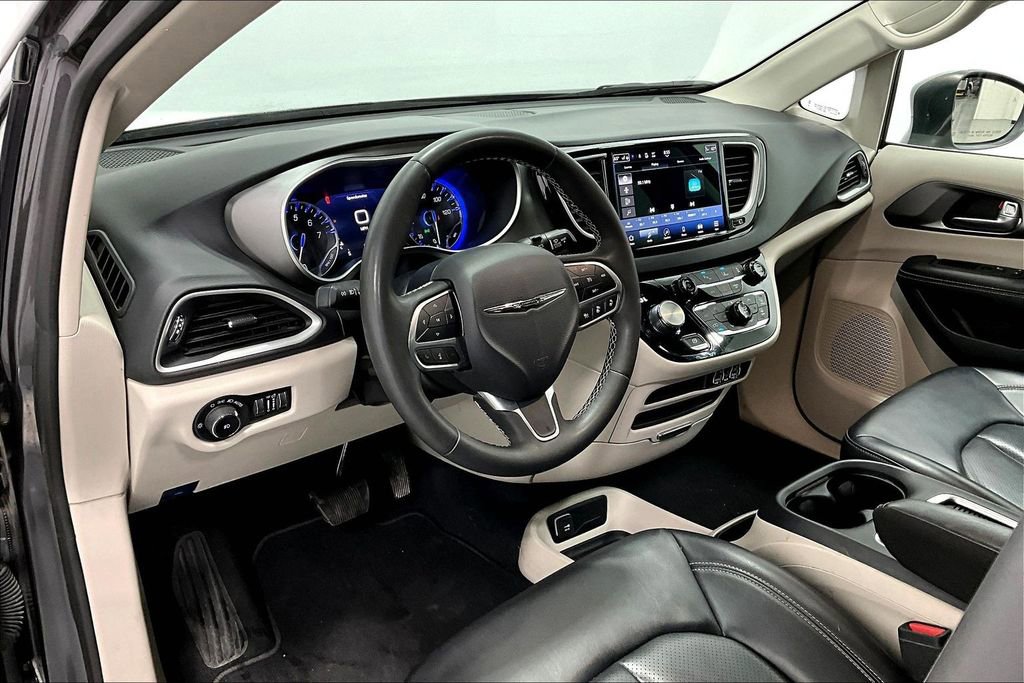 Used 2023 Chrysler Pacifica Touring-L image 16