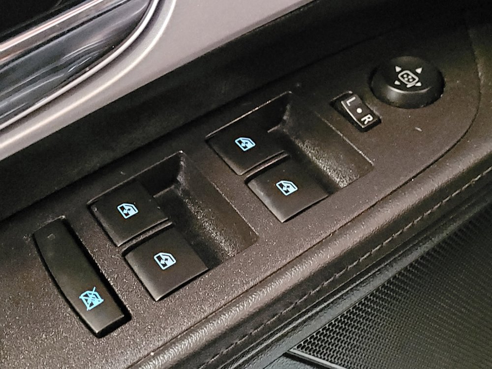 Used 2016 Chevrolet Equinox LTZ w/ Enhanced Convenience Package FWD image 27