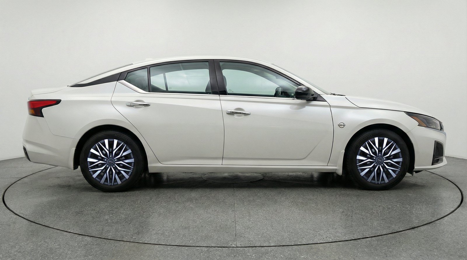 Used 2025 Nissan Altima 2.5 SV FWD image 11
