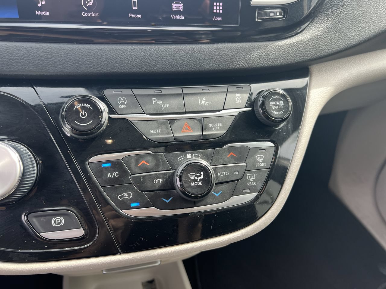 Used 2023 Chrysler Pacifica Touring-L FWD image 29
