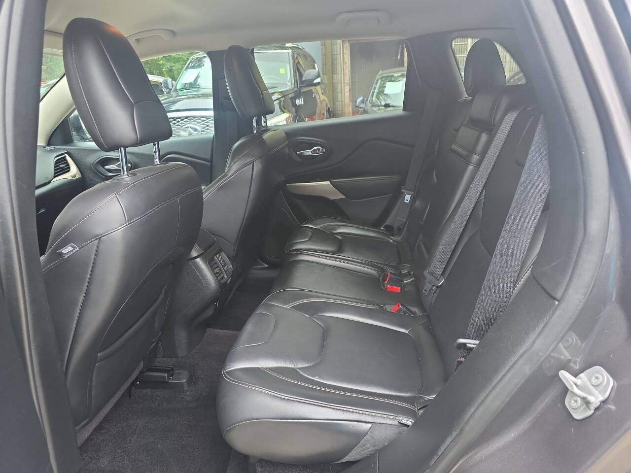 Used 2018 Jeep Cherokee Limited AWD/4WD image 10
