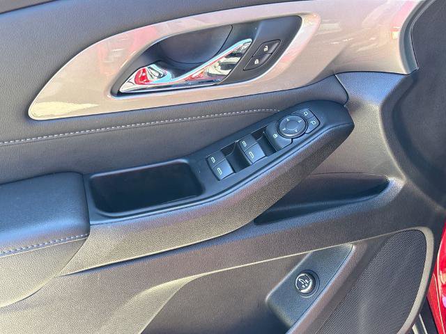 Used 2023 Chevrolet Traverse LT FWD image 16