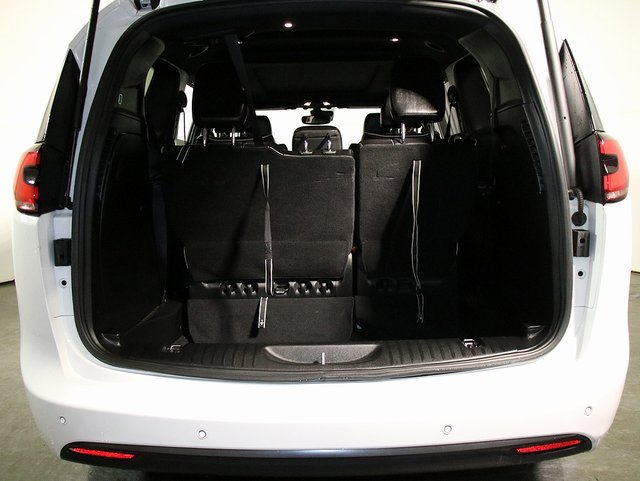 Used 2025 Chrysler Pacifica Limited image 28
