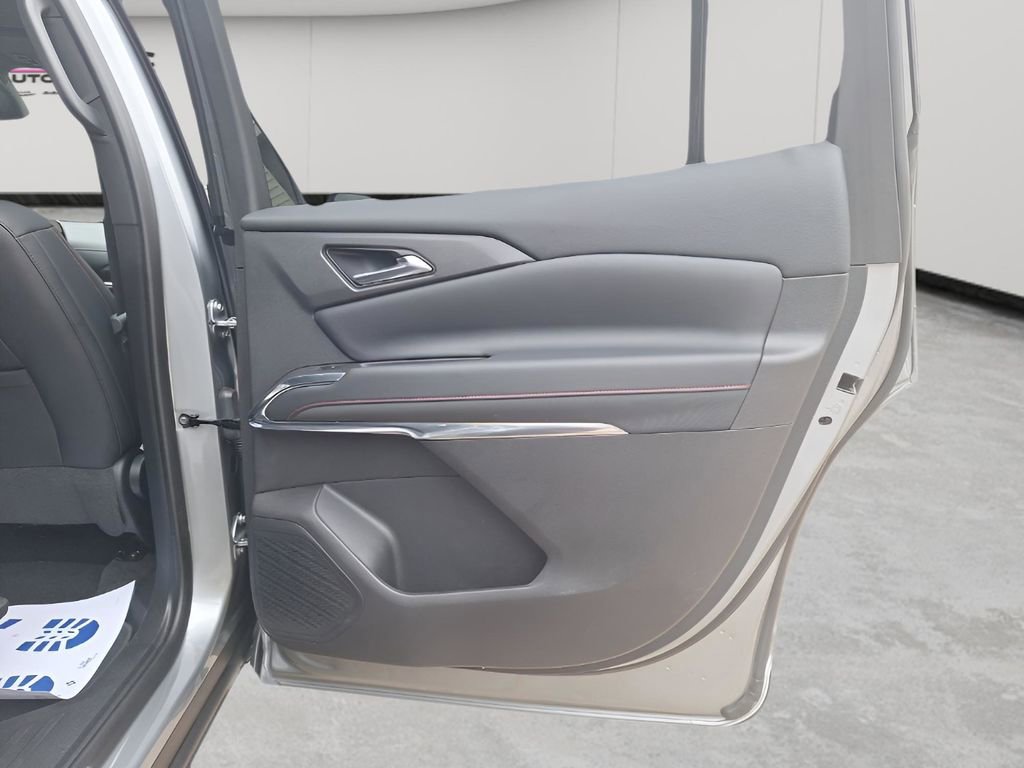 Used 2025 Chevrolet Traverse Z71 image 11