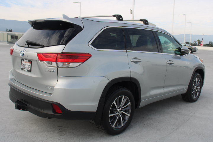 Used 2017 Toyota Highlander XLE AWD/4WD image 3