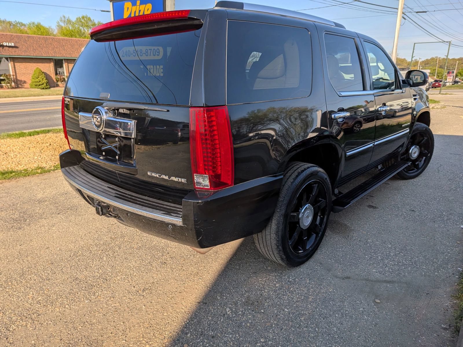 Used 2011 Cadillac Escalade Premium AWD/4WD image 6