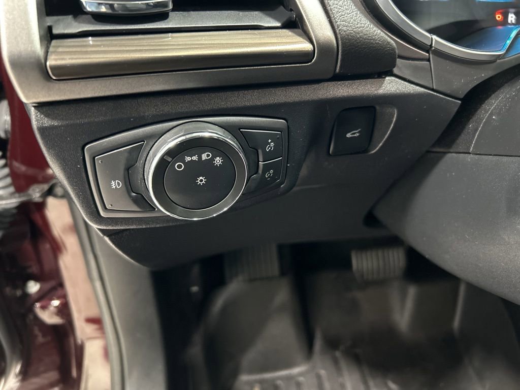 Used 2017 Ford Fusion SE w/ Fusion SE Technology Package image 12