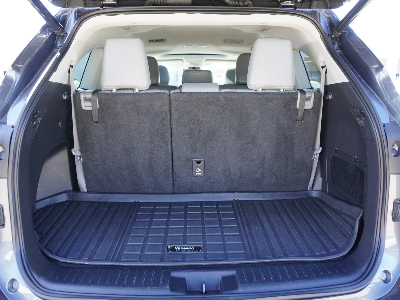 Used 2022 Toyota Highlander XLE AWD/4WD image 11
