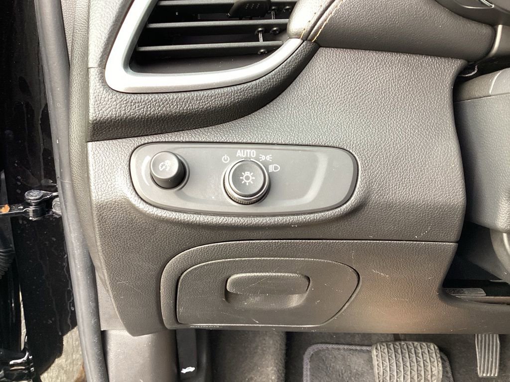 Used 2021 Chevrolet Trax LT w/ Premium Seat Package image 57