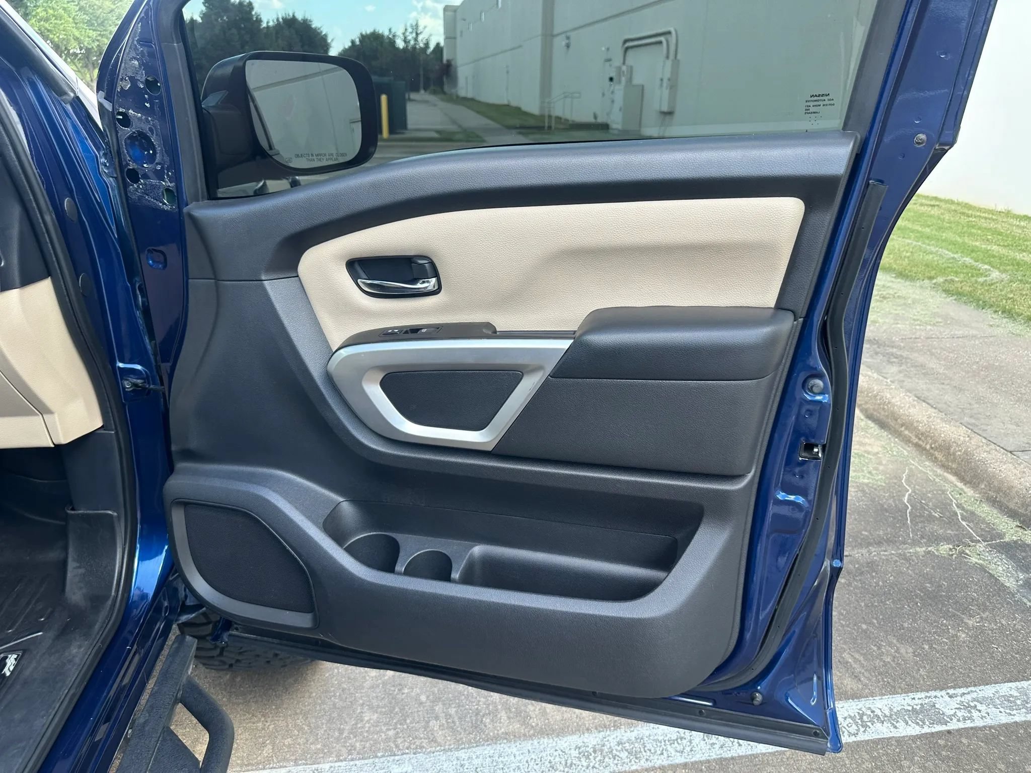 Used 2017 Nissan Titan SV AWD/4WD image 27