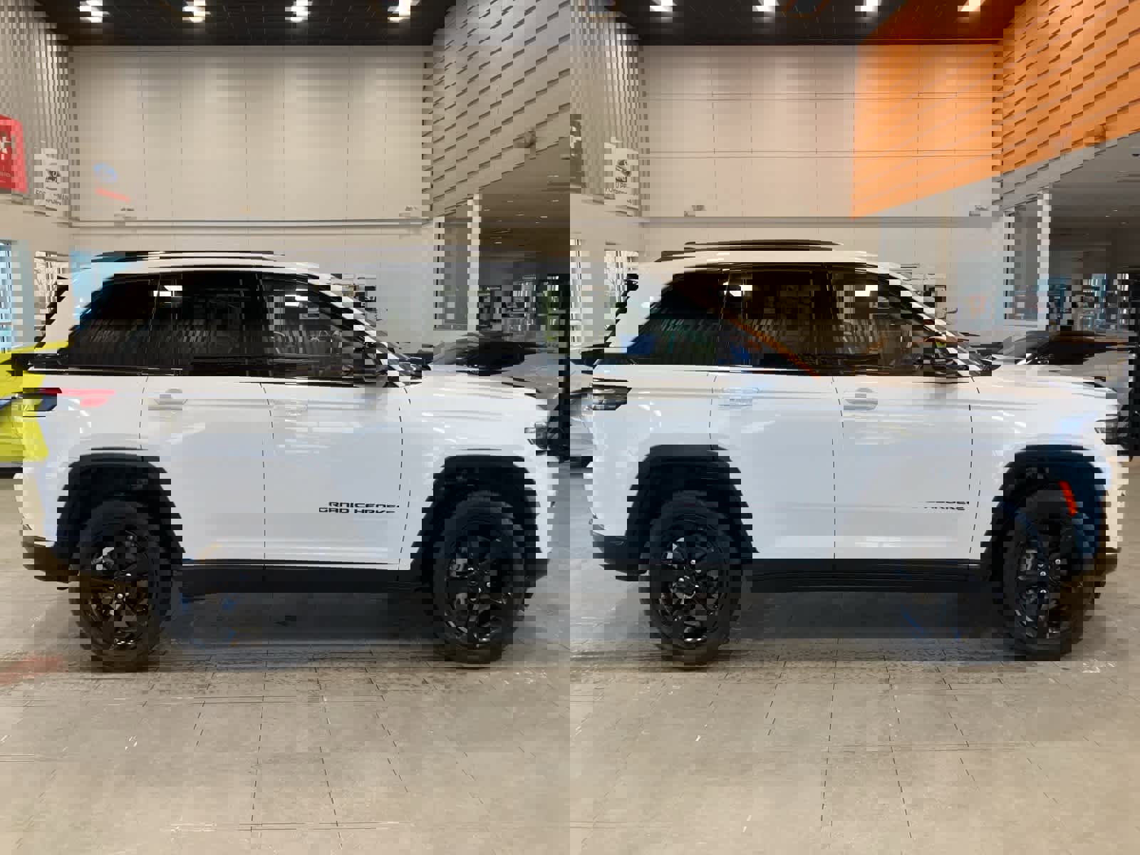 Used 2023 Jeep Grand Cherokee Limited w/ Luxury Tech Group II image 4