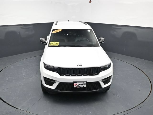 Used 2025 Jeep Grand Cherokee Altitude AWD/4WD image 35