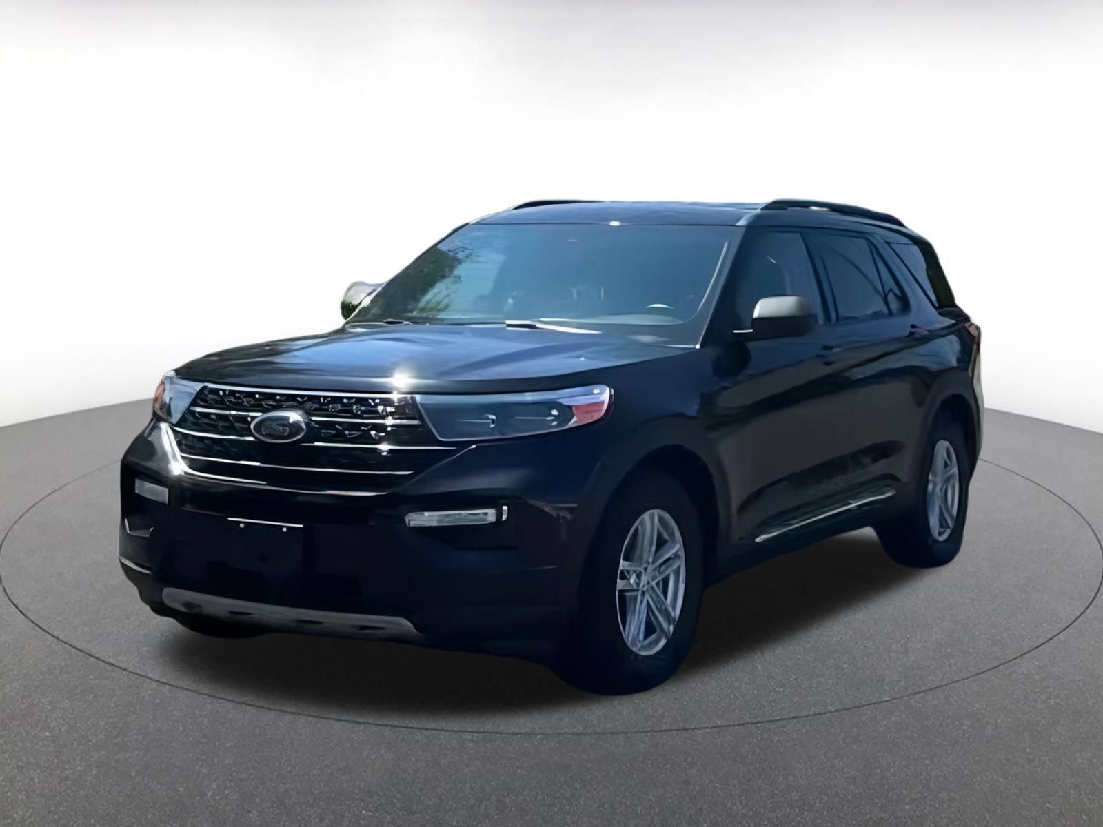Used 2024 Ford Explorer XLT w/ Equipment Group 202A image 4