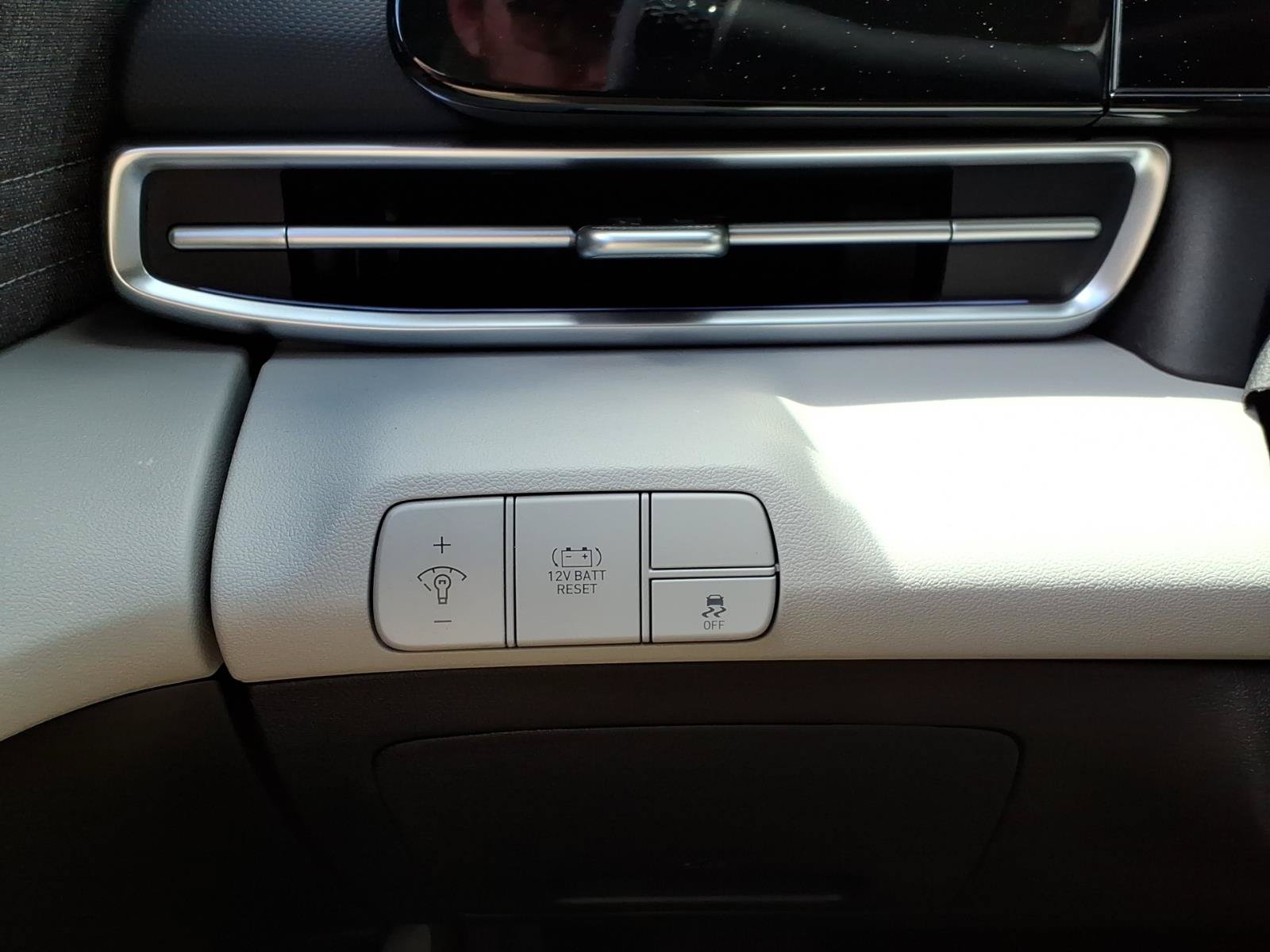 New 2025 Hyundai Elantra Limited FWD image 23
