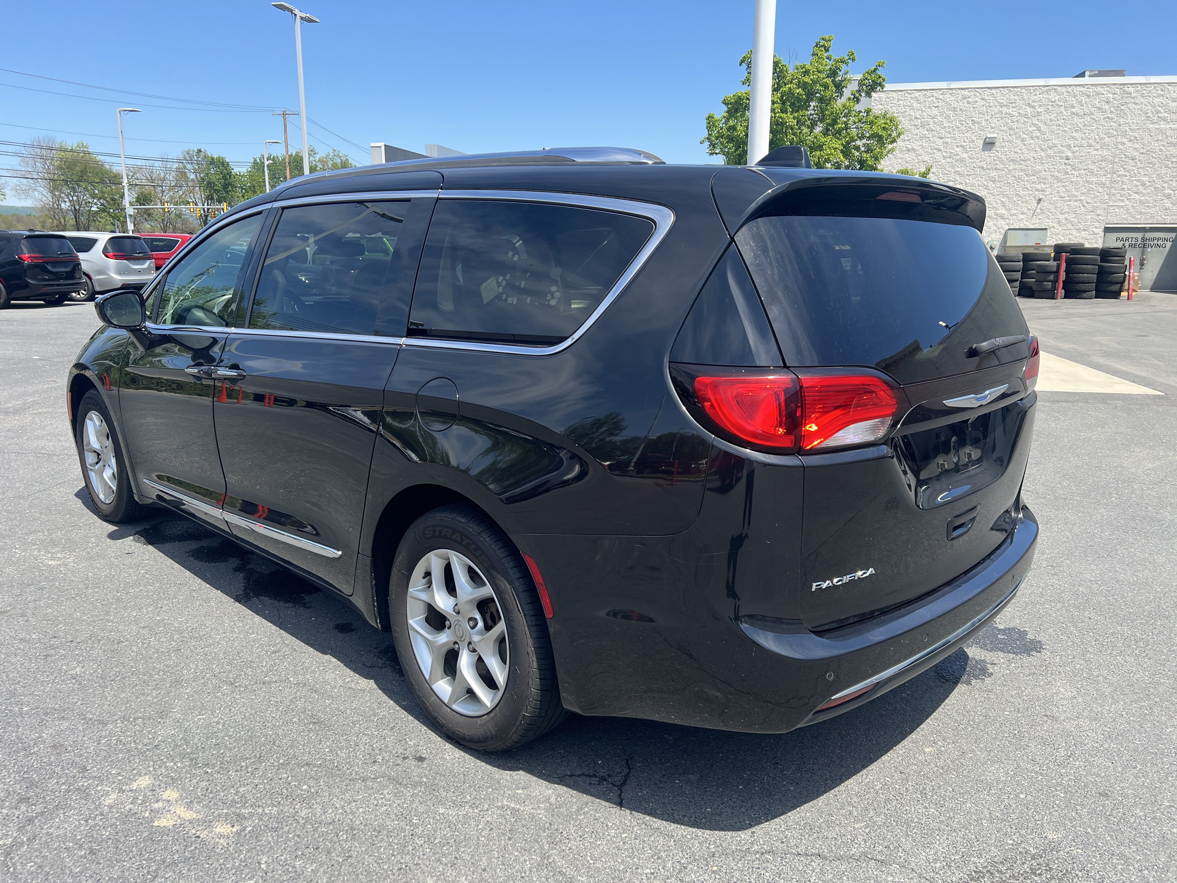 Used 2018 Chrysler Pacifica Touring-L Plus w/ Tire & Wheel Group FWD image 7