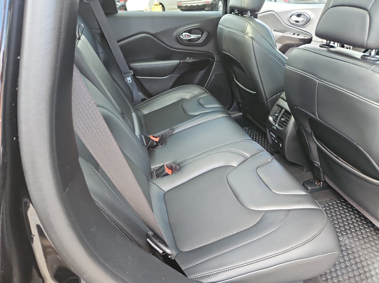 Used 2020 Jeep Cherokee Latitude Plus image 23