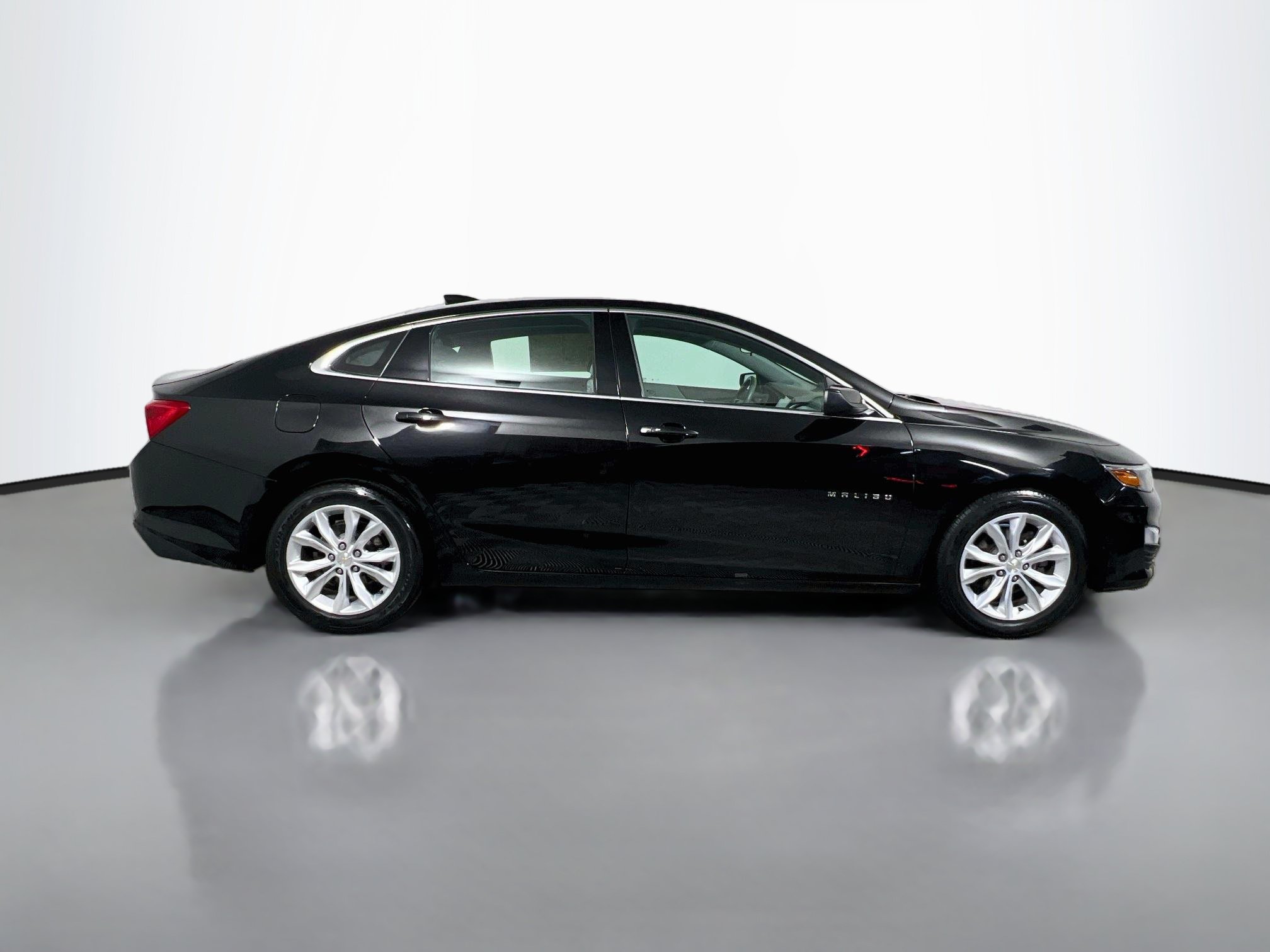 Used 2025 Chevrolet Malibu LT FWD image 3