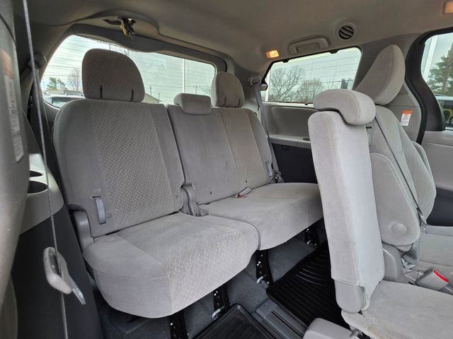 Used 2020 Toyota Sienna LE w/ LE Preferred Package FWD image 16