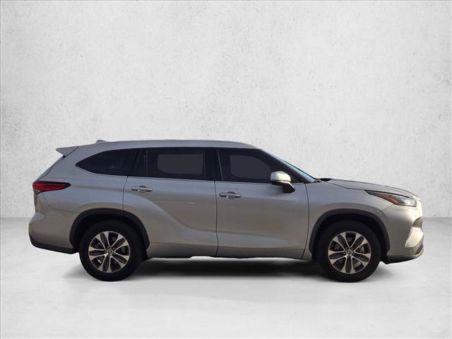 Used 2022 Toyota Highlander XLE image 4