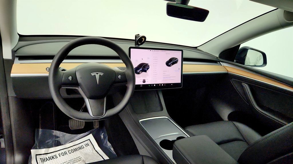 Used 2024 Tesla Model Y Long Range RWD image 12