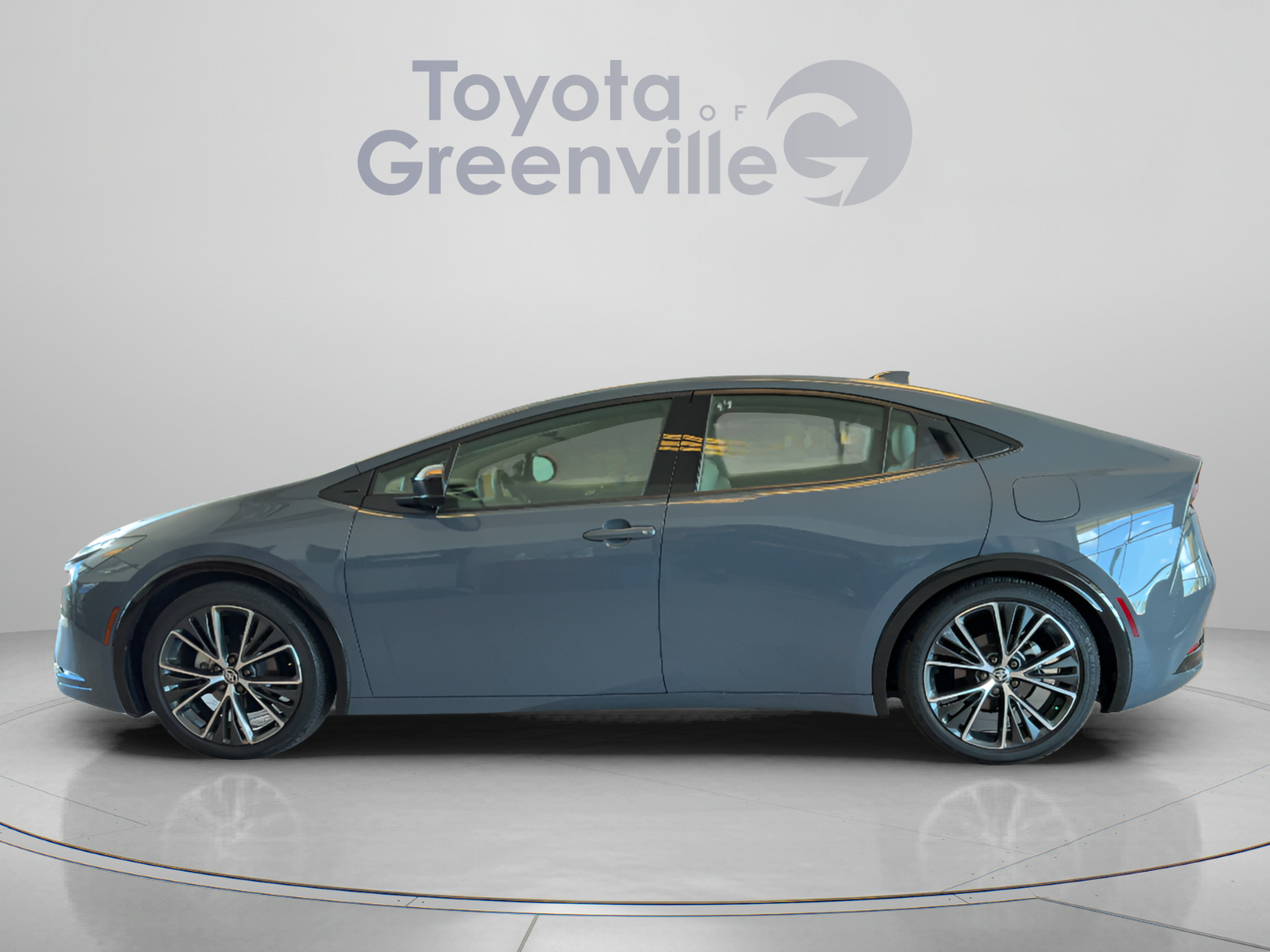 Used 2024 Toyota Prius XLE FWD image 2