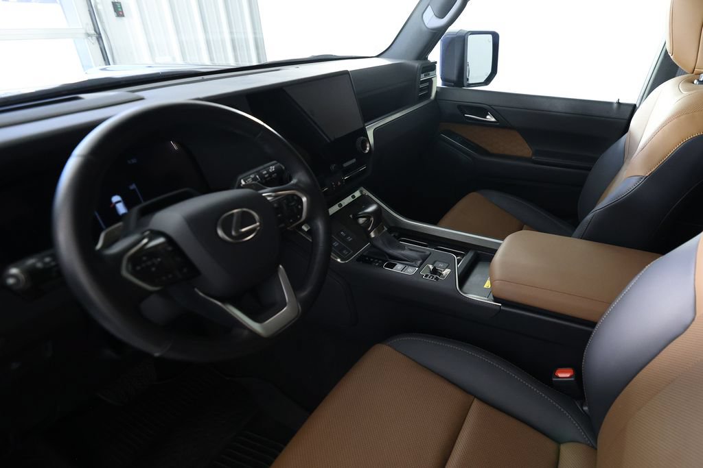 Used 2024 Lexus GX 550 w/ Accessory Package (Z1) AWD/4WD image 18