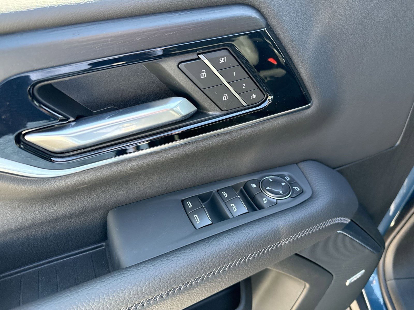 New 2026 GMC Yukon XL Denali w/ Sun & Power Step Package image 15