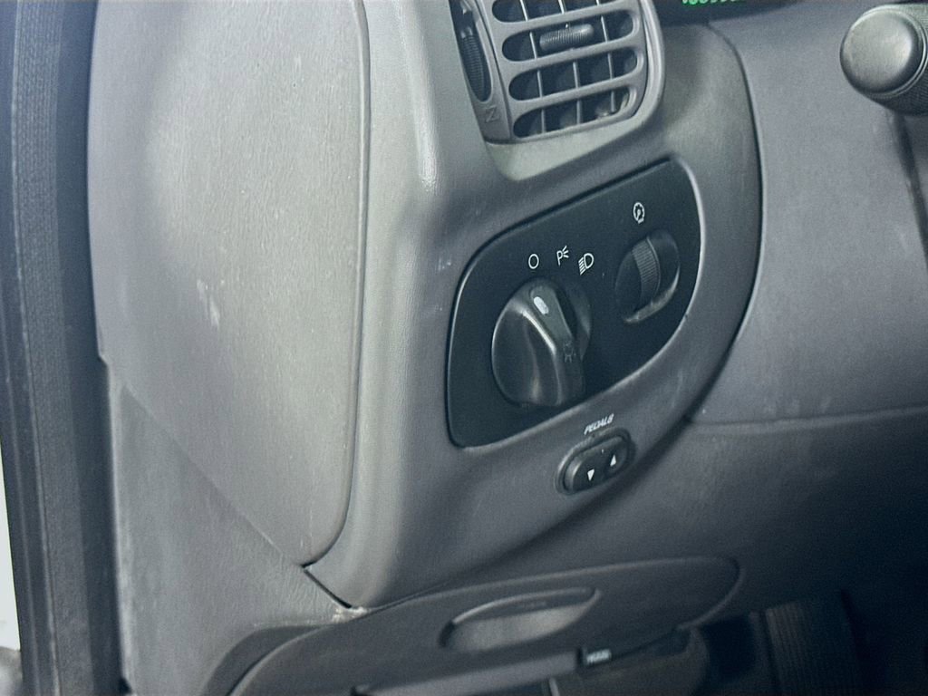 Used 2001 Ford F150 Lariat RWD image 10