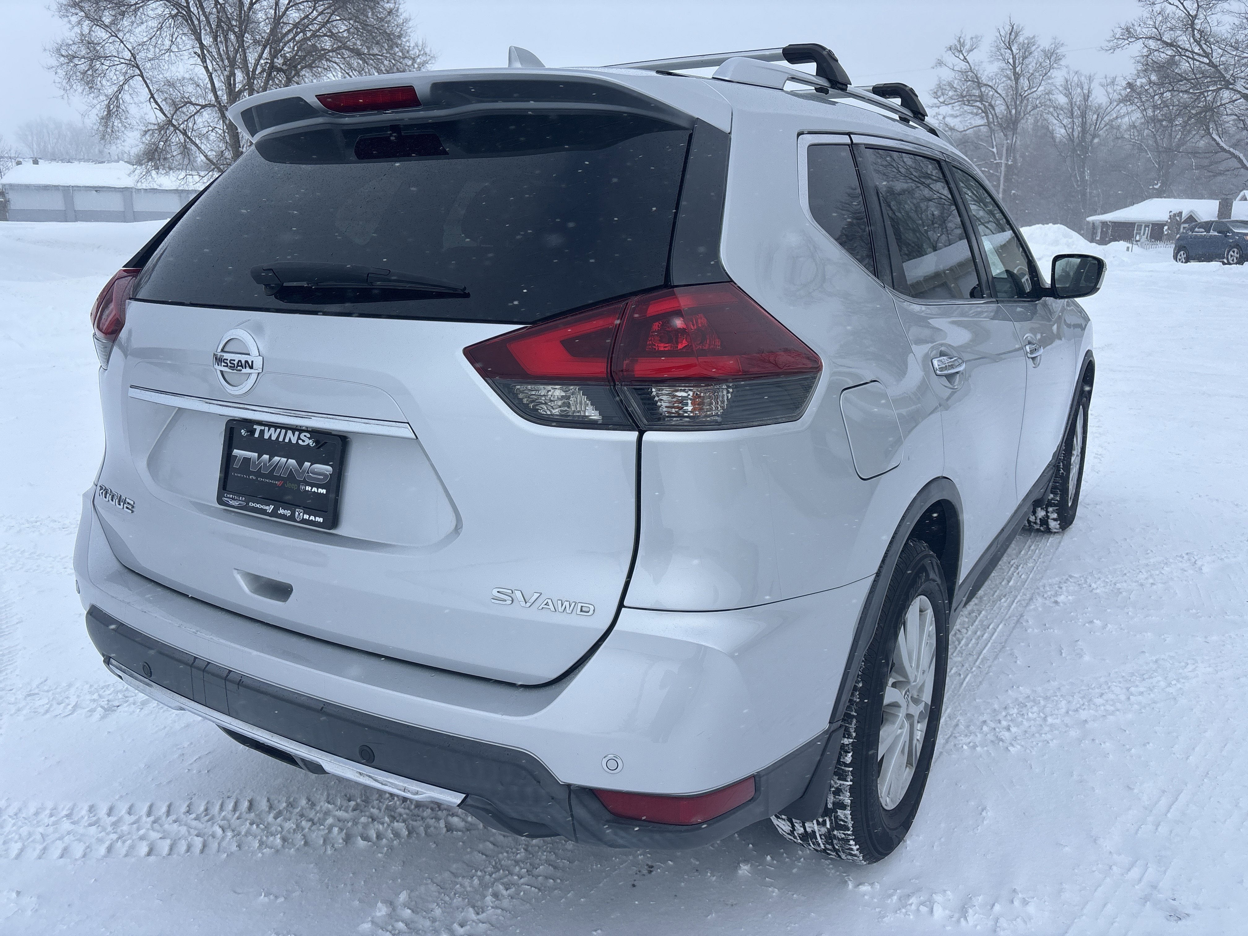 Used 2020 Nissan Rogue SV image 3