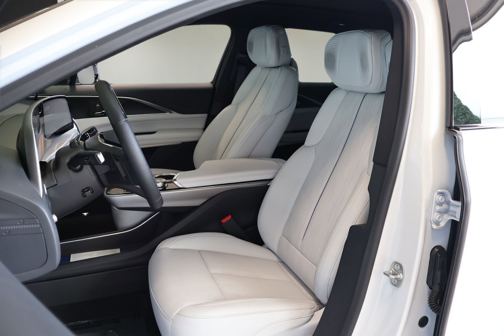 Used 2024 Cadillac Lyriq Sport RWD image 13