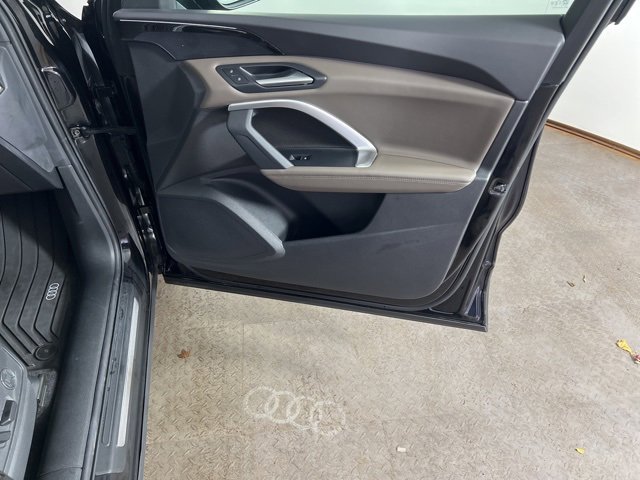Used 2025 Audi Q5 Premium w/ Convenience Package image 11
