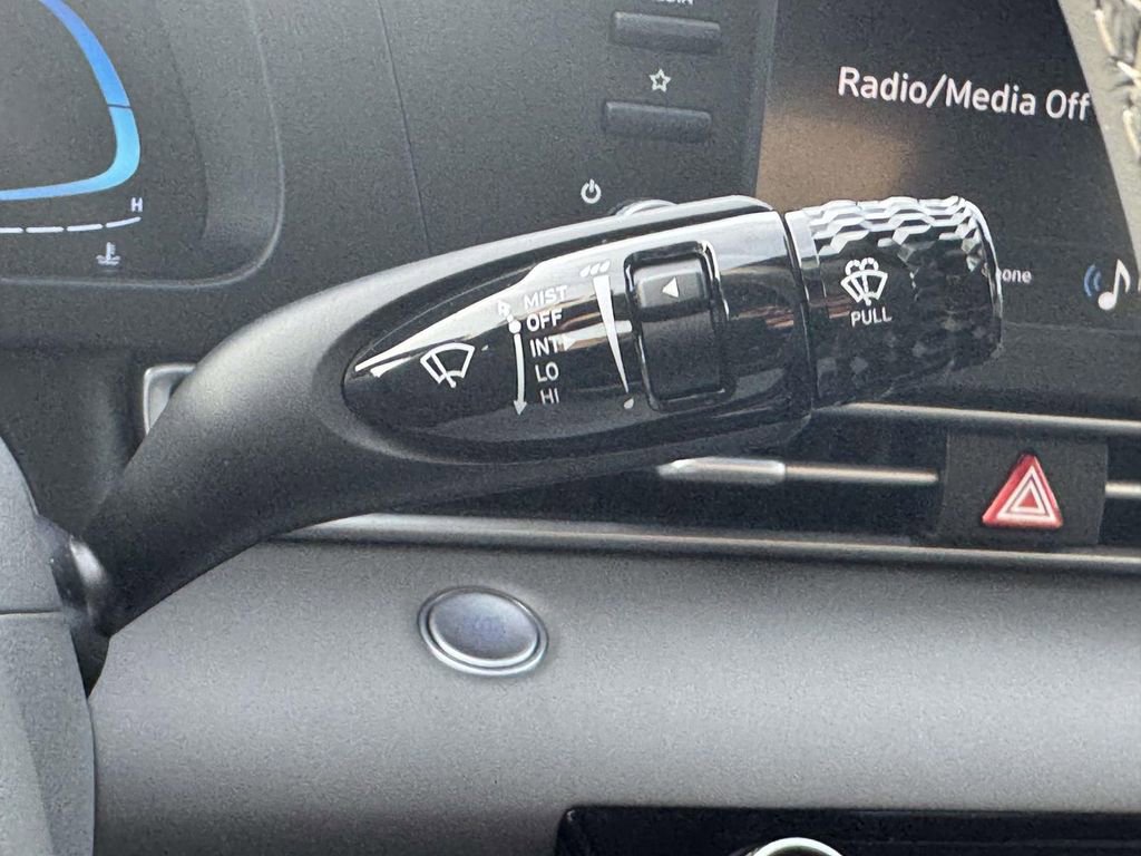 Certified 2025 Hyundai Elantra Sport image 19